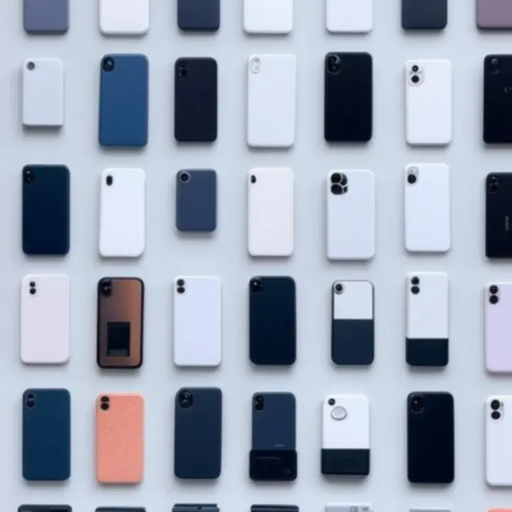 Siatka miniatur produktów z akcesoriami do telefonów